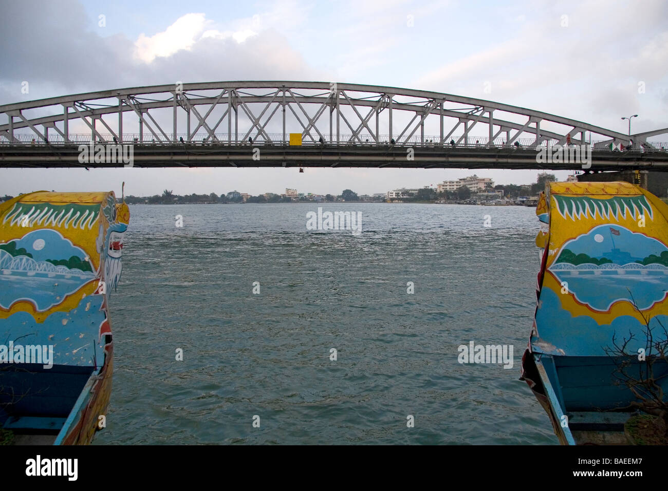 Trang Tien Brige spanning sul Fiume Perfume come visto da un turista Dragon Boat a Hue Vietnam Foto Stock