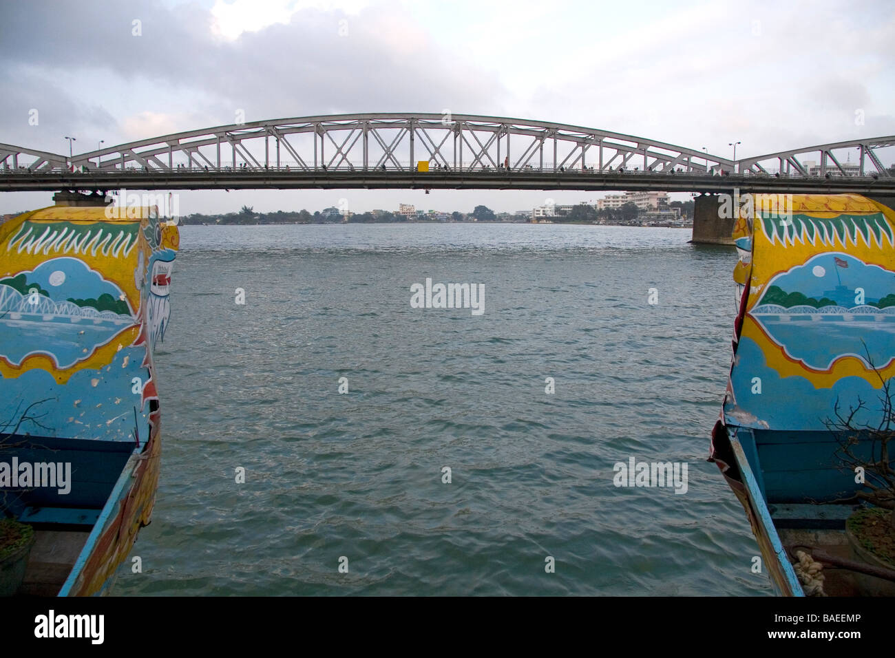 Trang Tien Brige spanning sul Fiume Perfume come visto da un turista Dragon Boat a Hue Vietnam Foto Stock