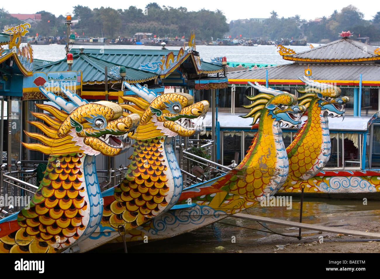 Drago barche sul Fiume Perfume di Hue Vietnam Foto Stock