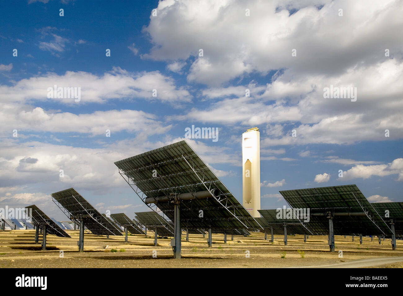 Gli specchi riflettono la luce del sole sul primo del mondo termoelettrici commerciali torre solare impianto, vicino a Siviglia, Spagna Foto Stock