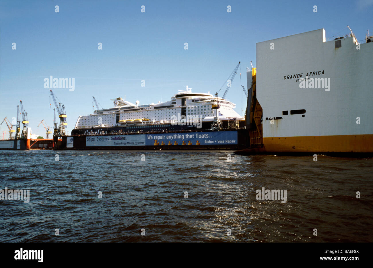 Aprile 20, 2009 - Grimaldi Grande Africa passa MS colore magia di Blohm & Voss cantiere navale nel porto tedesco di Amburgo. Foto Stock