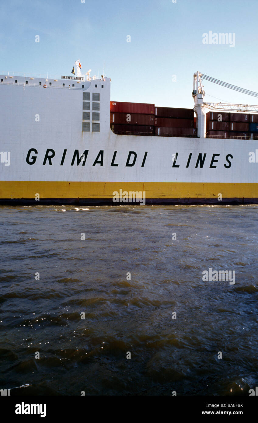 Aprile 20, 2009 - Grimaldi Grande Africa lascia il porto tedesco di Amburgo. Foto Stock