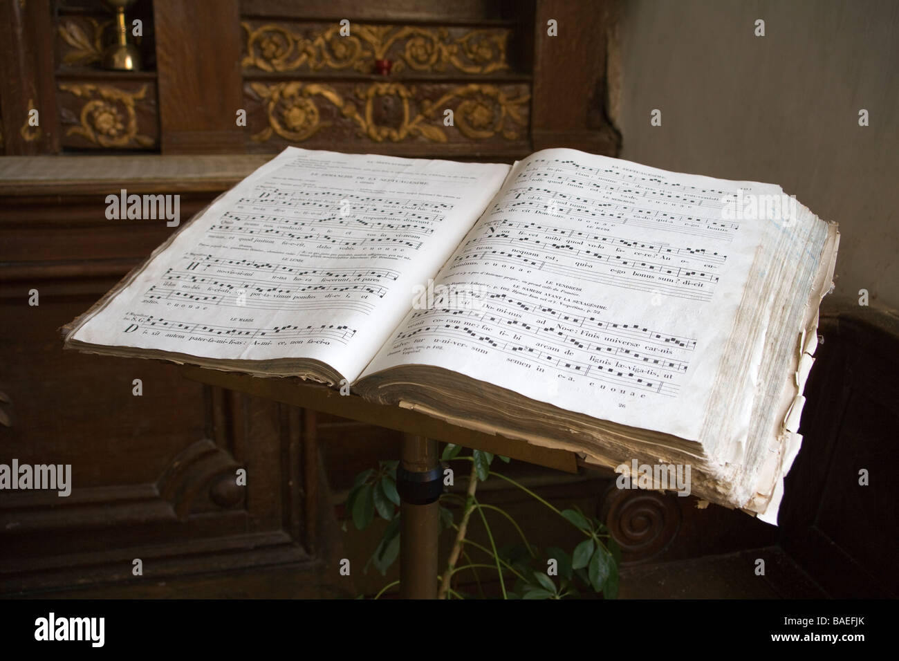 Vecchio cattolico Chant libro sul display nel villaggio francese chiesa Foto Stock