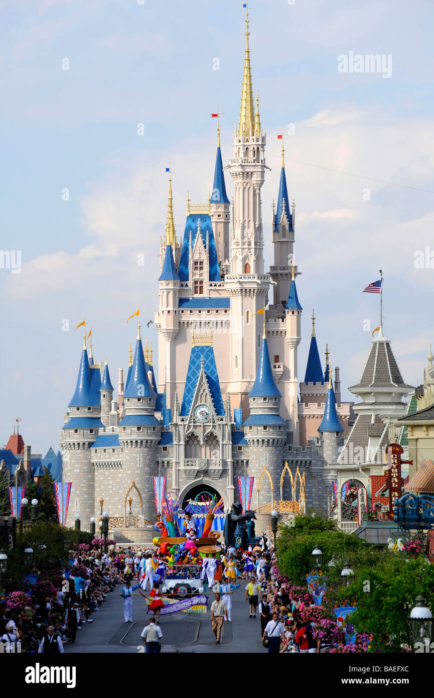 La folla in parte anteriore del Castello di Cenerentola a Walt Disney il Parco a Tema del Regno Magico di Orlando in Florida centrale Foto Stock