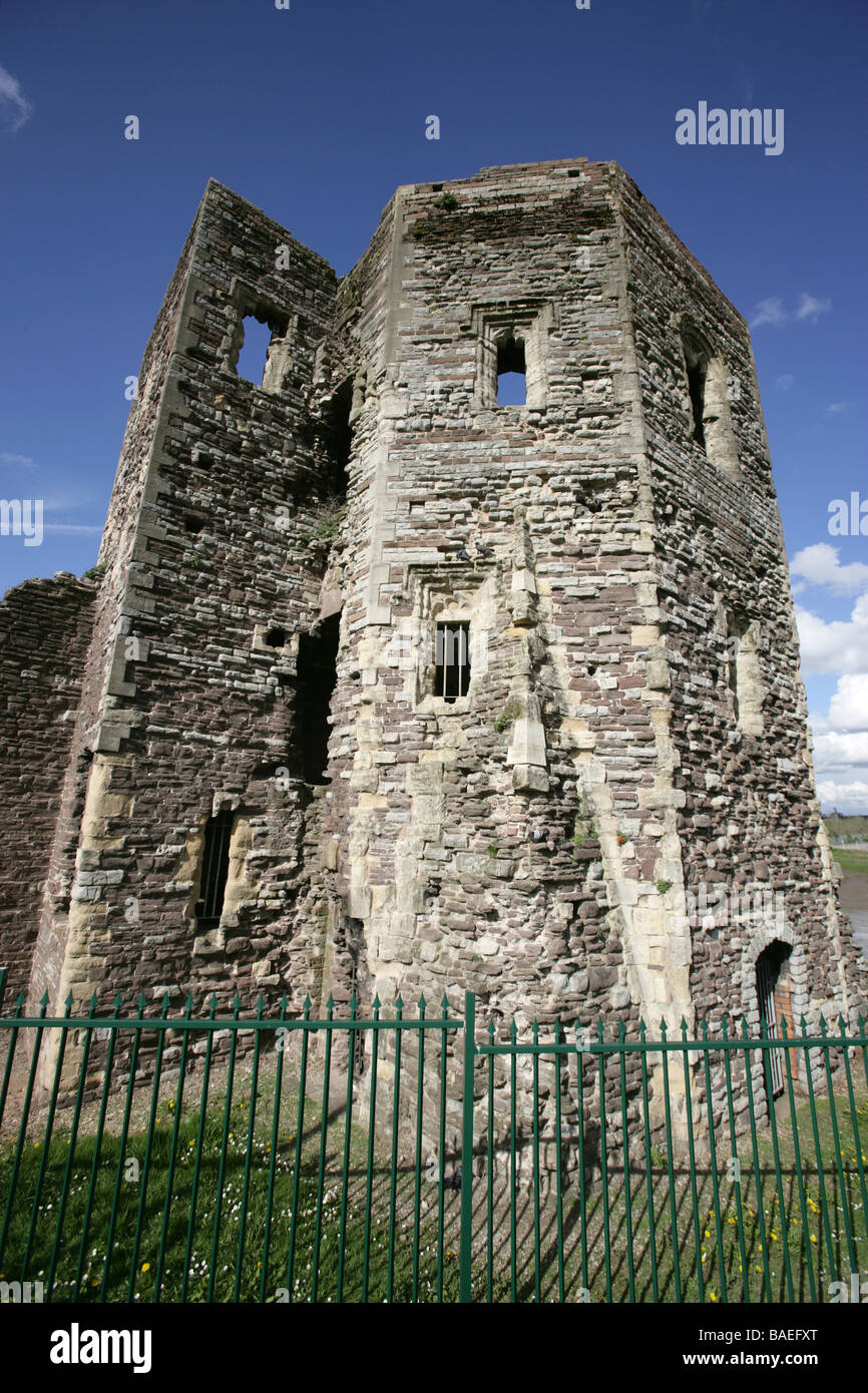 La città di Newport, Galles. Agli inizi del Trecento il castello di Newport rovine, dalle rive del fiume Usk. Foto Stock