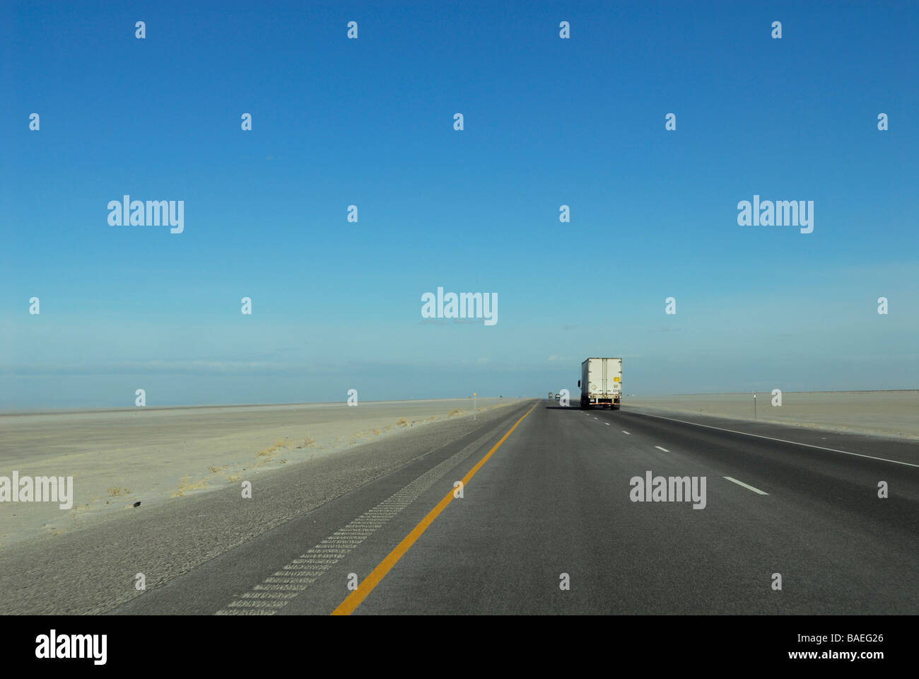 Interstate Highway attraverso la regione settentrionale del deserto dello Utah Foto Stock