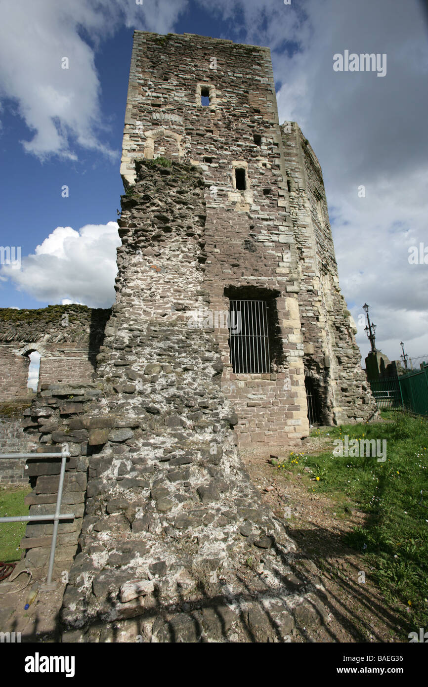 La città di Newport, Galles. Agli inizi del Trecento il castello di Newport rovine, dalle rive del fiume Usk. Foto Stock