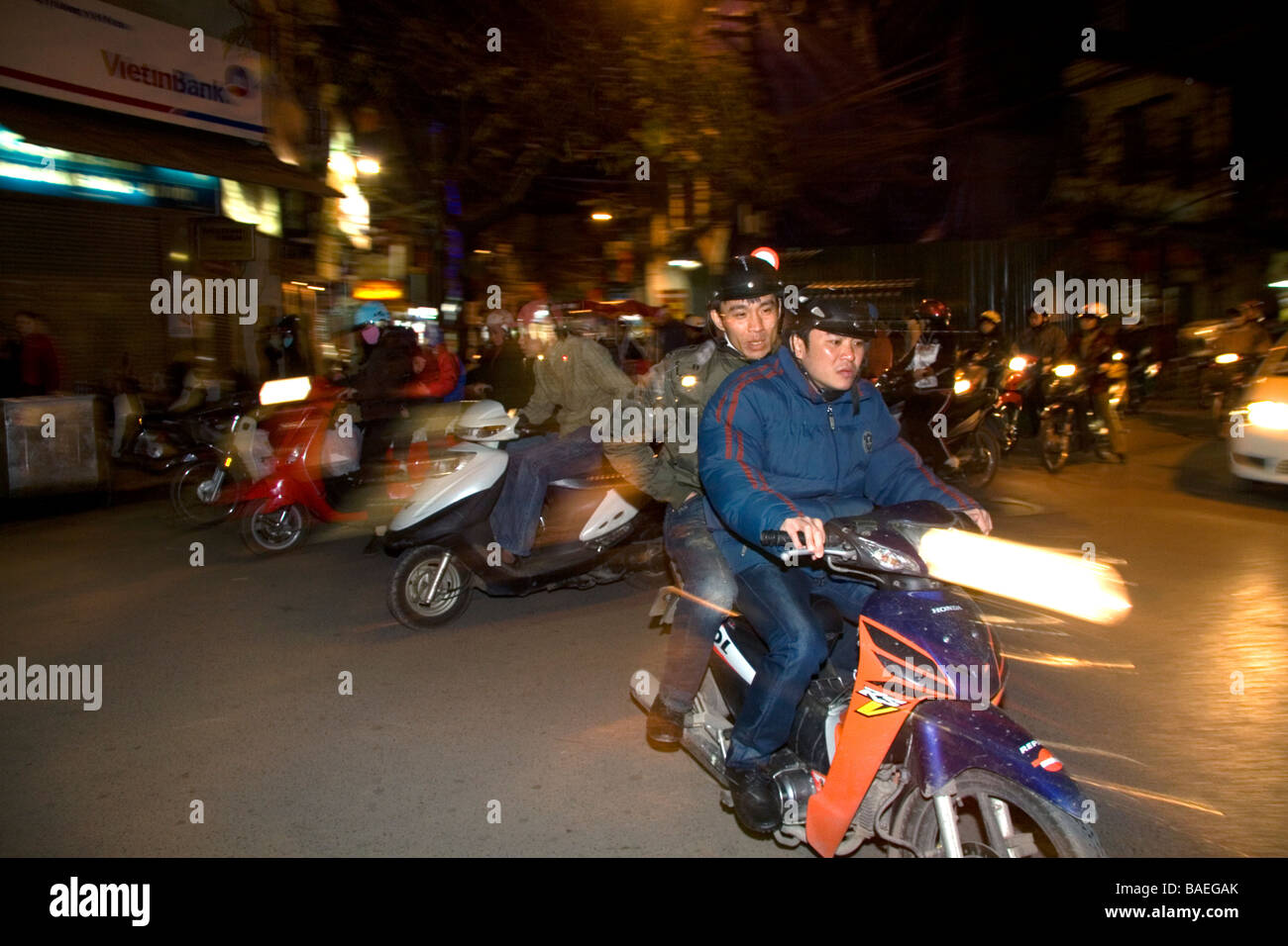 Popolo vietnamita ride motociclette in Hanoi Vietnam Foto Stock