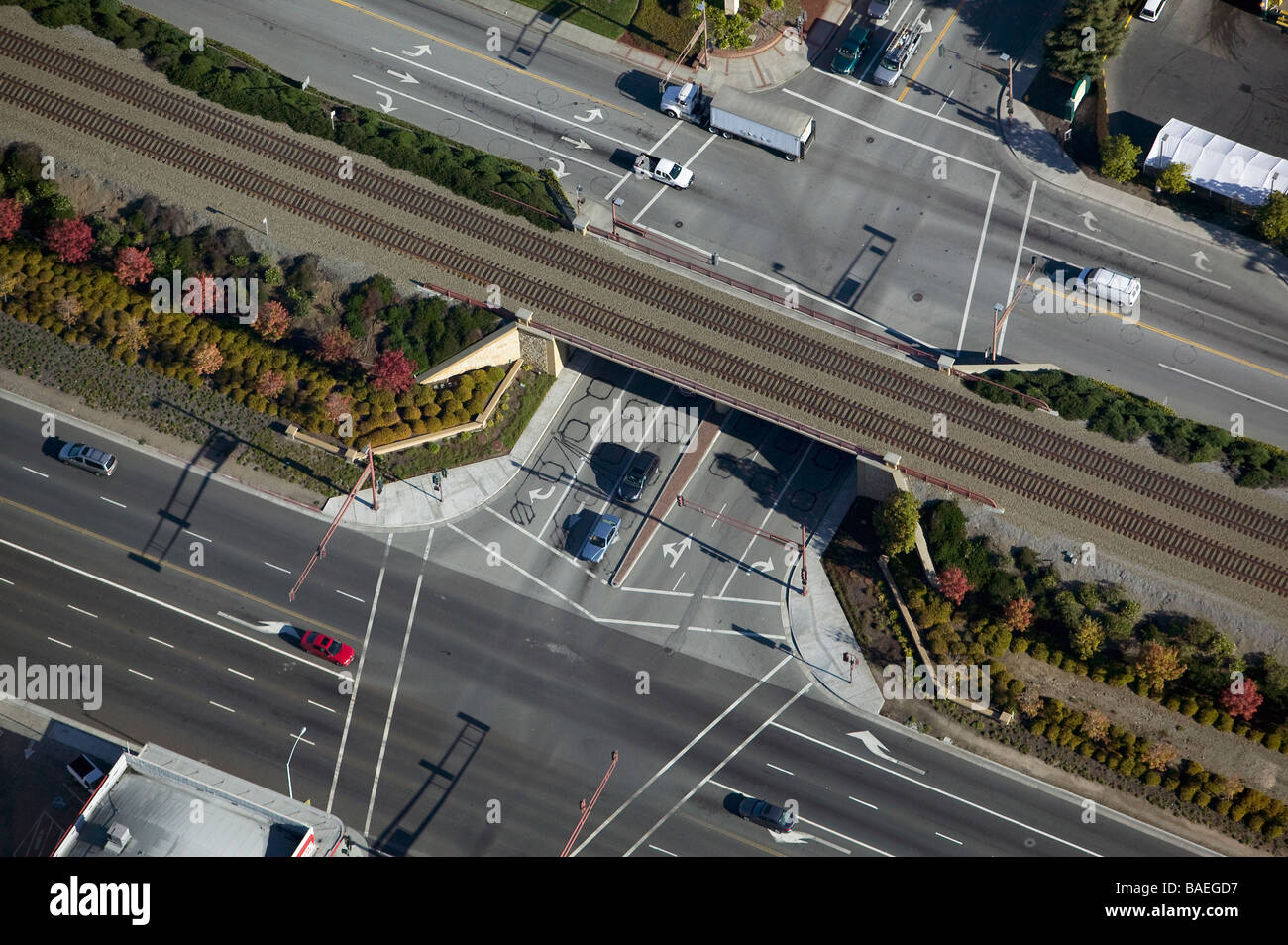 Vista aerea sopra CalTrain commuter rail road via cavalcavia El Camino Real intersezione Foto Stock