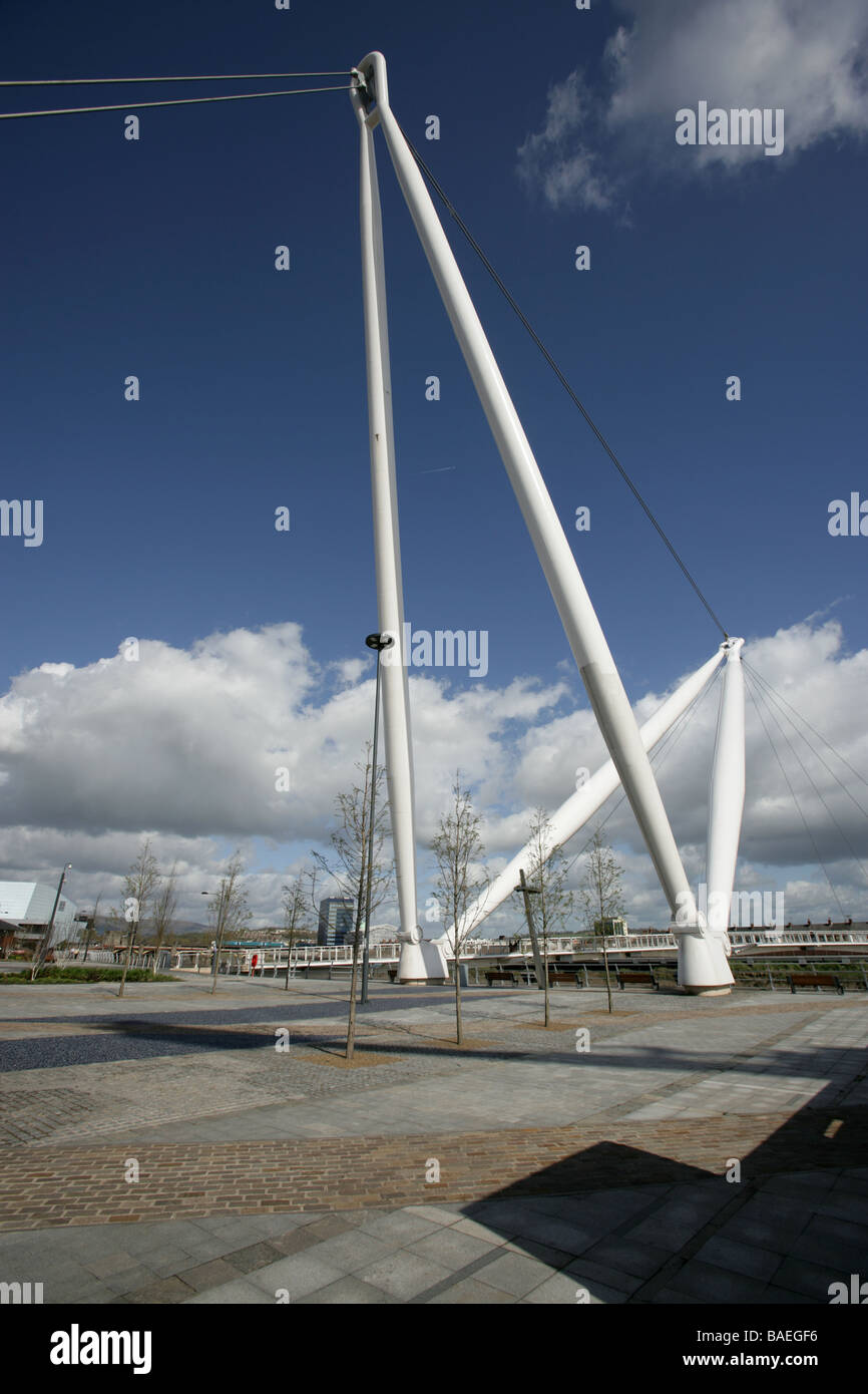 La città di Newport, Galles. La città di Newport passerella e ponte di ciclo è parte del Newport Riverside progetto di rigenerazione. Foto Stock