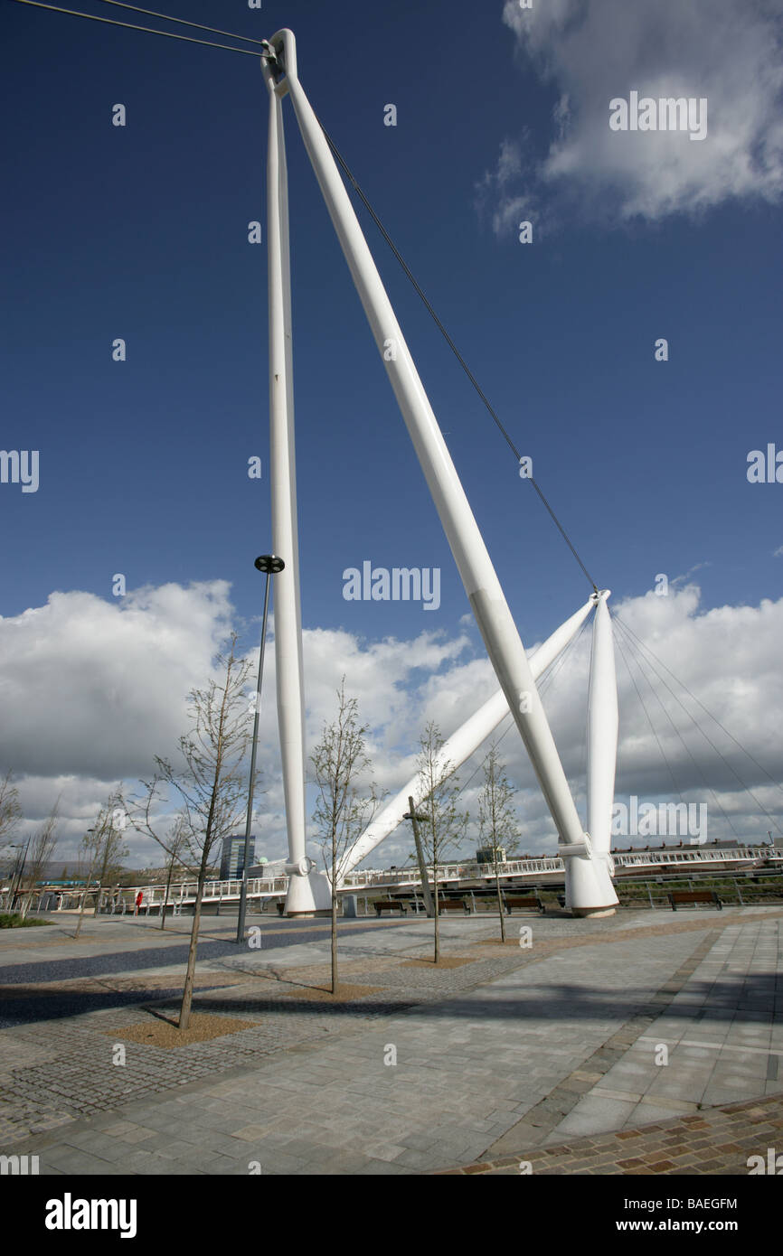 La città di Newport, Galles. La città di Newport passerella e ponte di ciclo è parte del Newport Riverside progetto di rigenerazione. Foto Stock