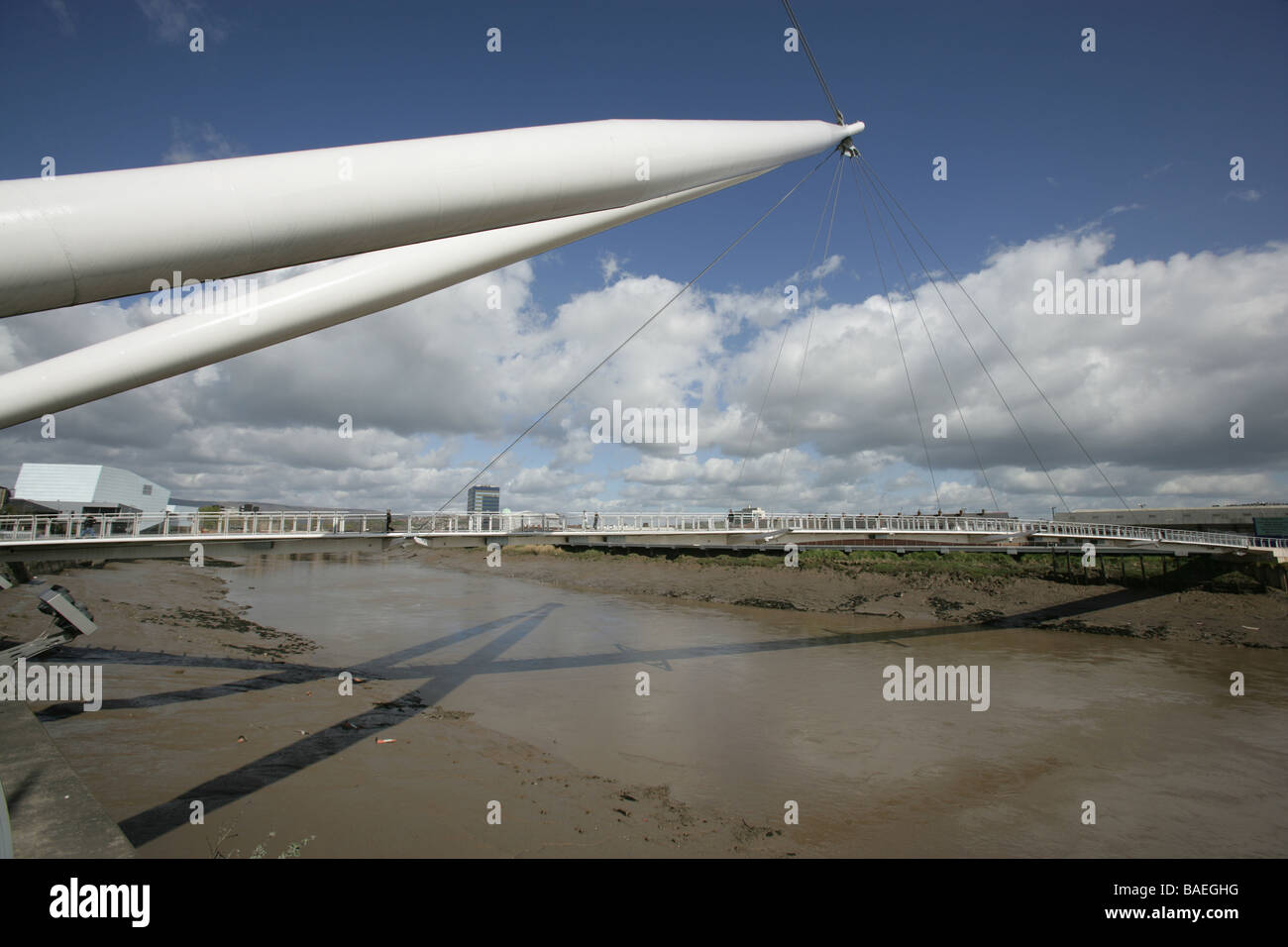 La città di Newport, Galles. La città di Newport passerella e ponte di ciclo è parte del Newport Riverside progetto di rigenerazione. Foto Stock