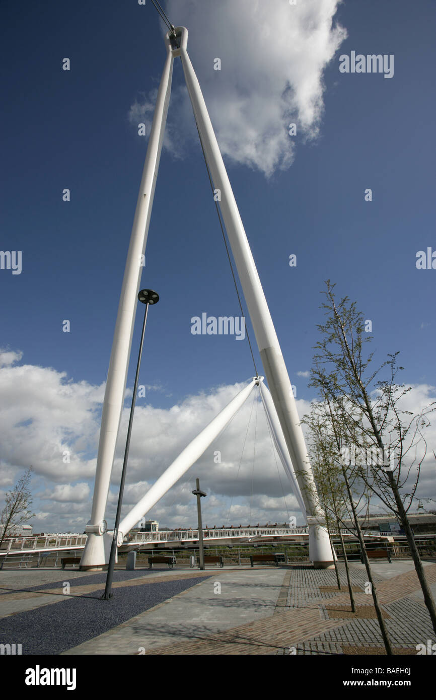 La città di Newport, Galles. La città di Newport passerella e ponte di ciclo è parte del Newport Riverside progetto di rigenerazione. Foto Stock