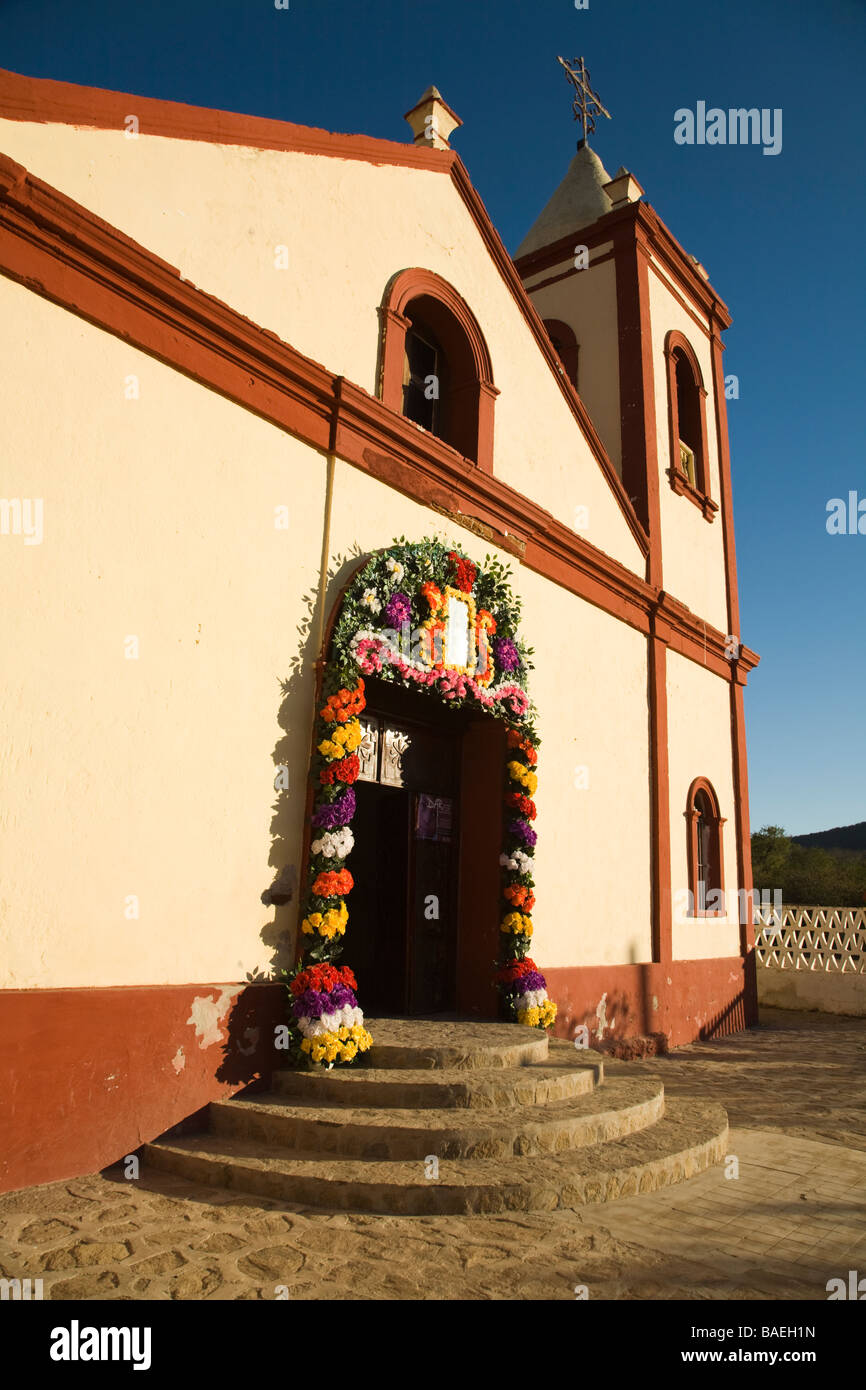 Messico El Triunfo porta della chiesa decorata con fiori a Parroquia de Nuestra Senora de la chiesa di Guadalupe in città costruita per i minatori Foto Stock