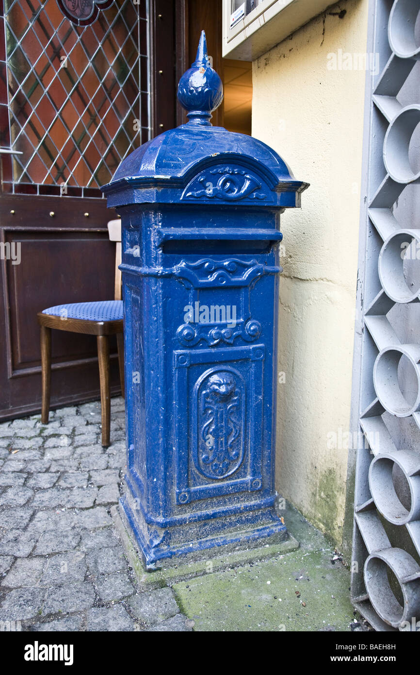 Vecchio Blu postbox nella parte vecchia di Colonia Foto Stock