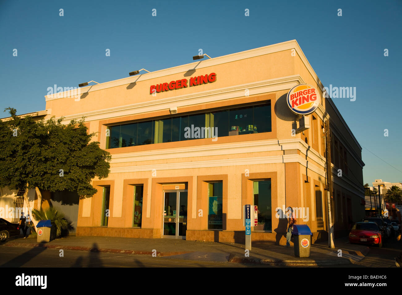 Messico La Paz esterno di Burger King ristorante sulla strada principale nel quartiere finanziario del centro cittadino American Franchise fast food Foto Stock