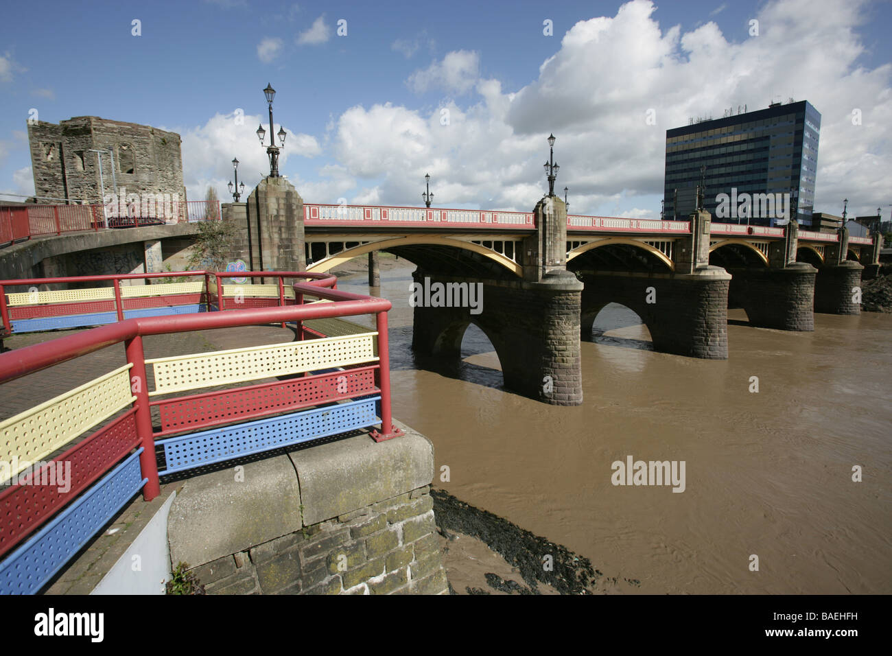 La città di Newport, Galles. Il ristrutturato Newport lungofiume con Newport Bridge in background. Foto Stock