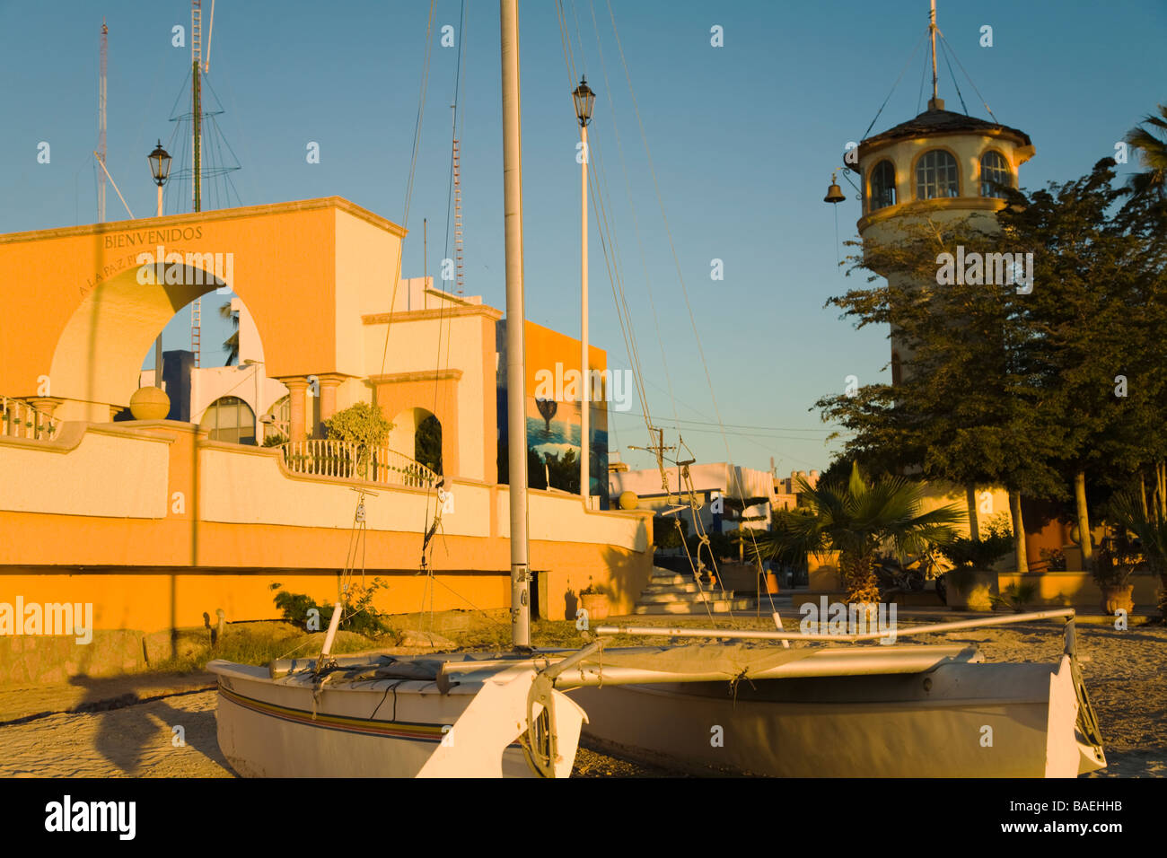 Messico La Paz Benvenuti arch al porto turistico e la torre di avvistamento a forma di faro lungo il Malecon La Paz a Puerto de Ilusion Foto Stock