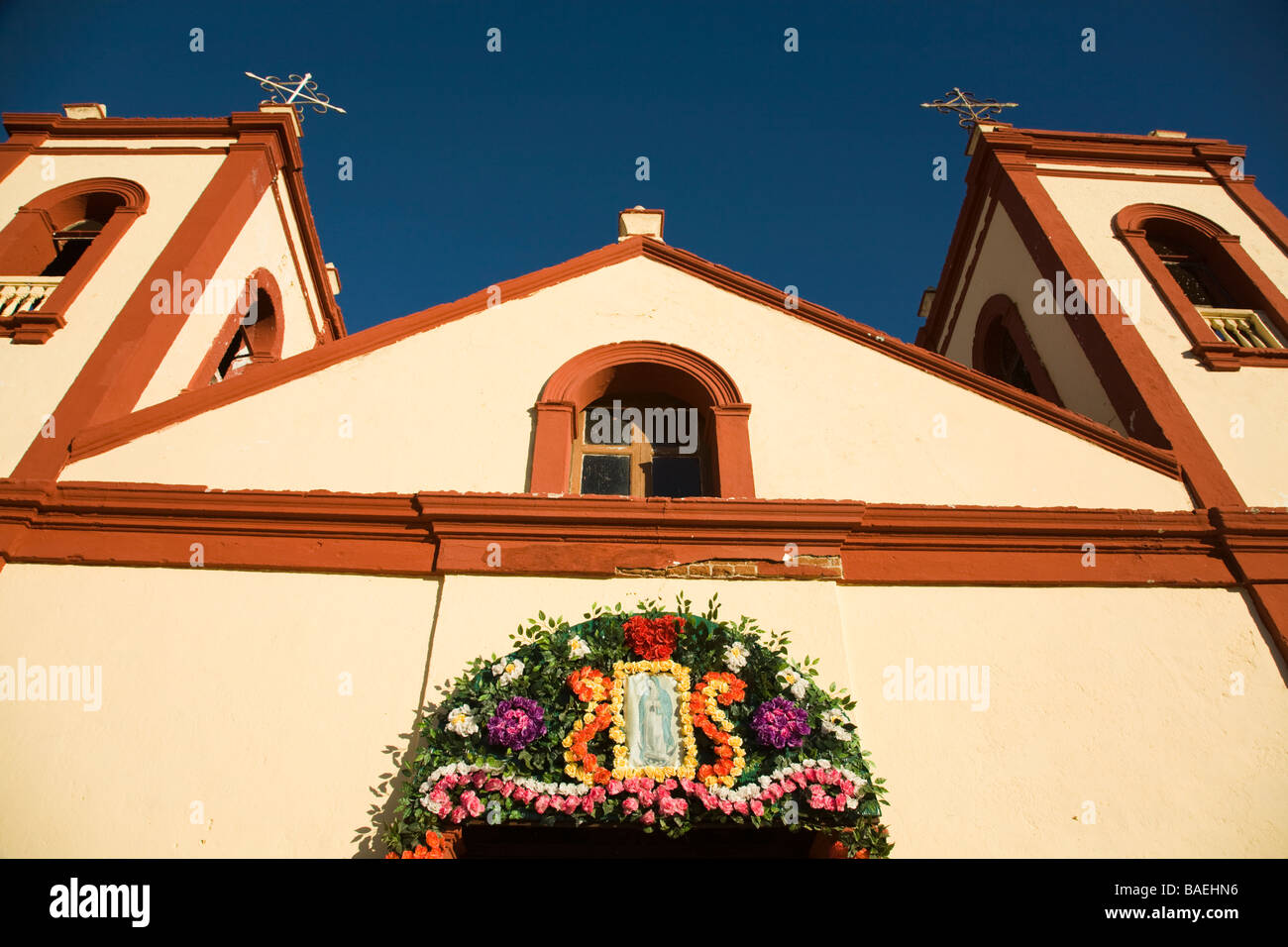 Messico El Triunfo porta della chiesa decorata con fiori a Parroquia de Nuestra Senora de la chiesa di Guadalupe in città costruita per i minatori Foto Stock