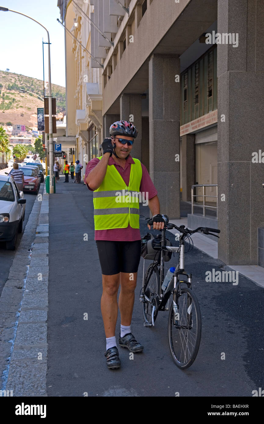 Ciclista facendo una chiamata sul suo telefono cellulare Città del Capo Sud Africa Foto Stock
