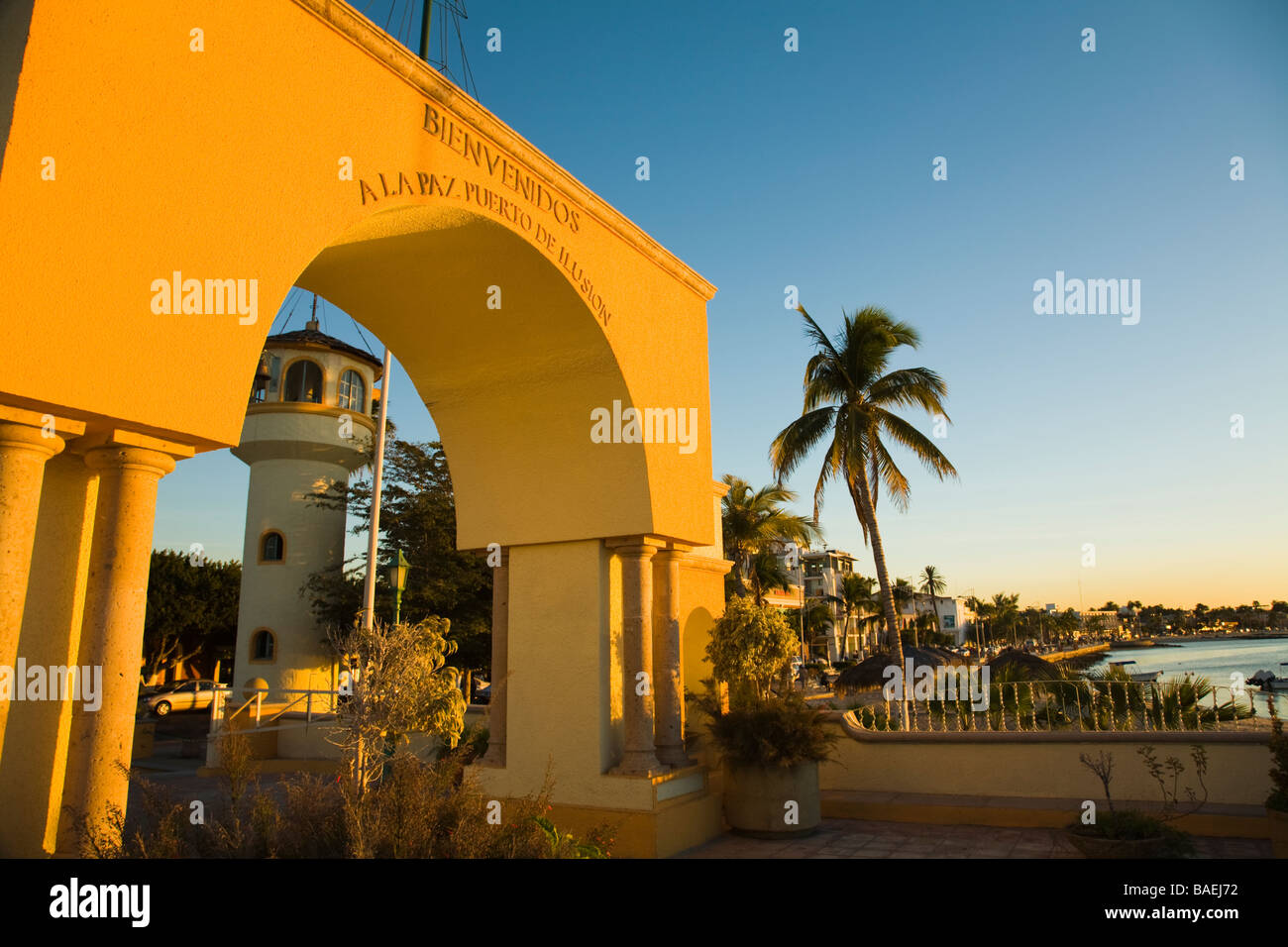 Messico La Paz Benvenuti arch al porto turistico e la torre di avvistamento a forma di faro lungo il Malecon La Paz a Puerto de Ilusion Foto Stock