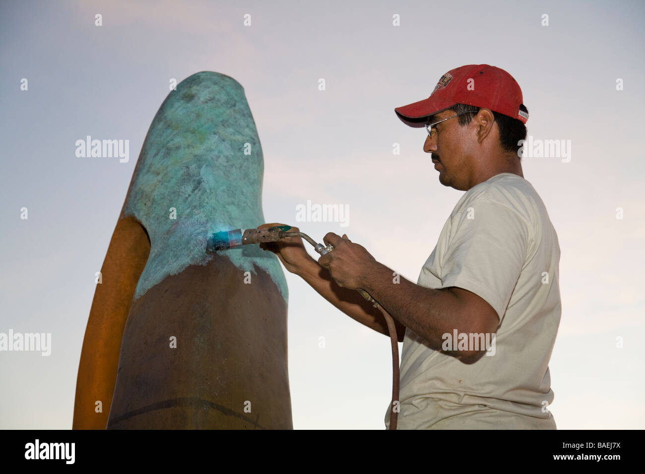 Messico La Paz artista Rocio Sanchez utilizzare torcia soffiante per applicare fine per scultura in bronzo La Reina del Mar la regina del mare Foto Stock