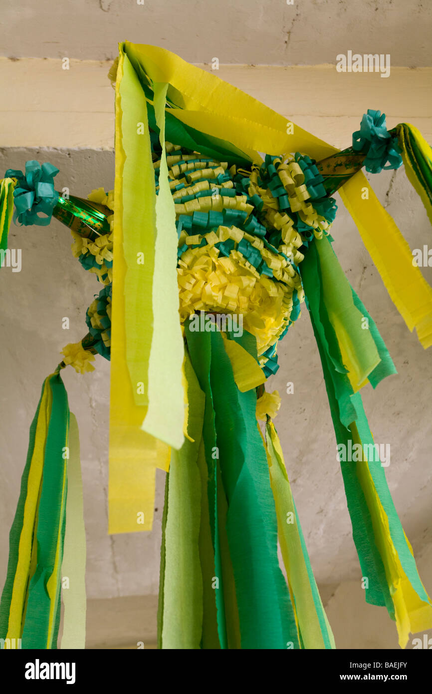 Messico Todos Santos Pinata con colorati giallo e verde streamers pendenti dal soffitto Foto Stock
