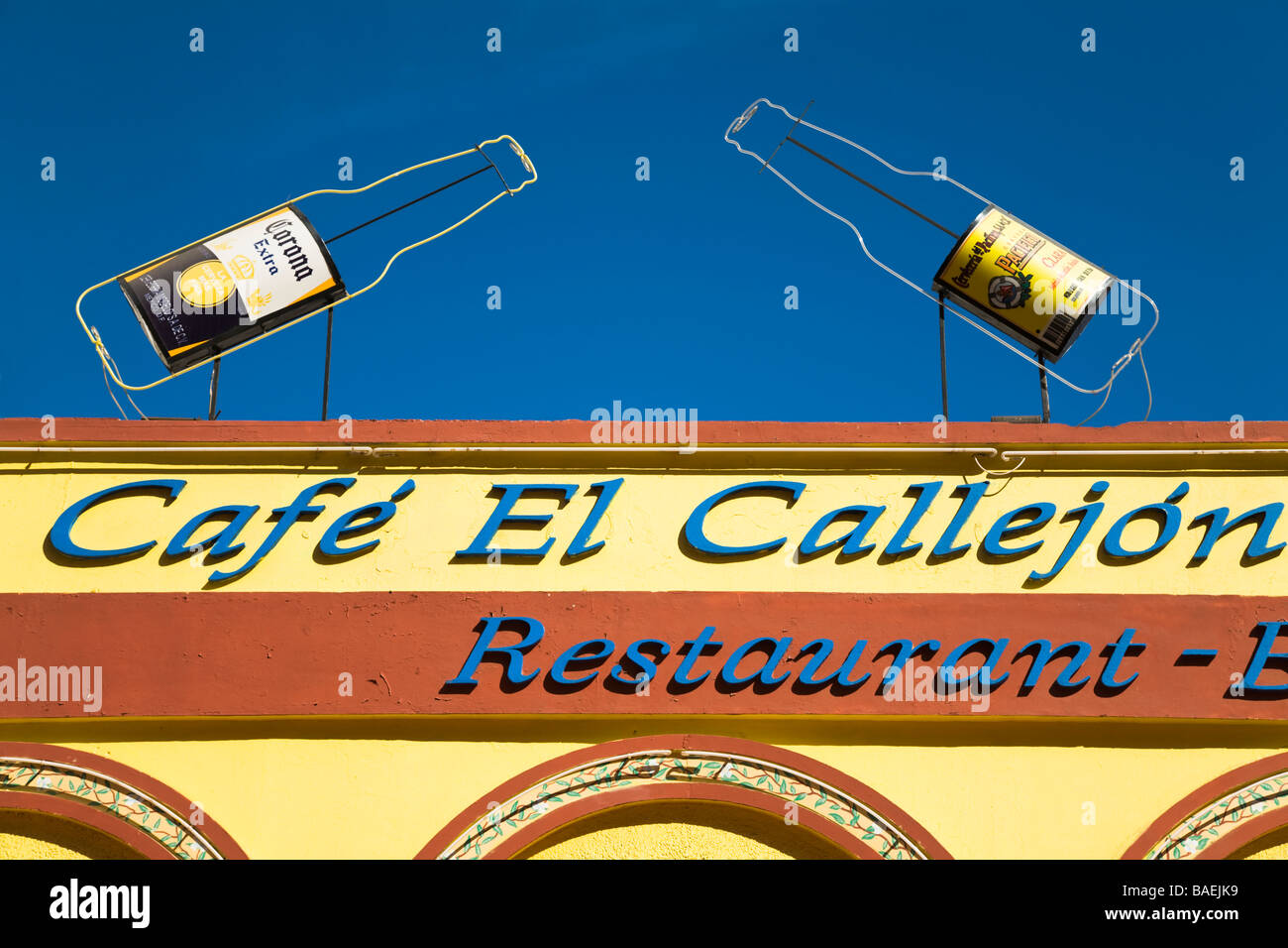 Messico La Paz Corona bottiglia di birra indicazioni circa El Callejon Ristorante e bar segno esterno dell'edificio in centro città Foto Stock