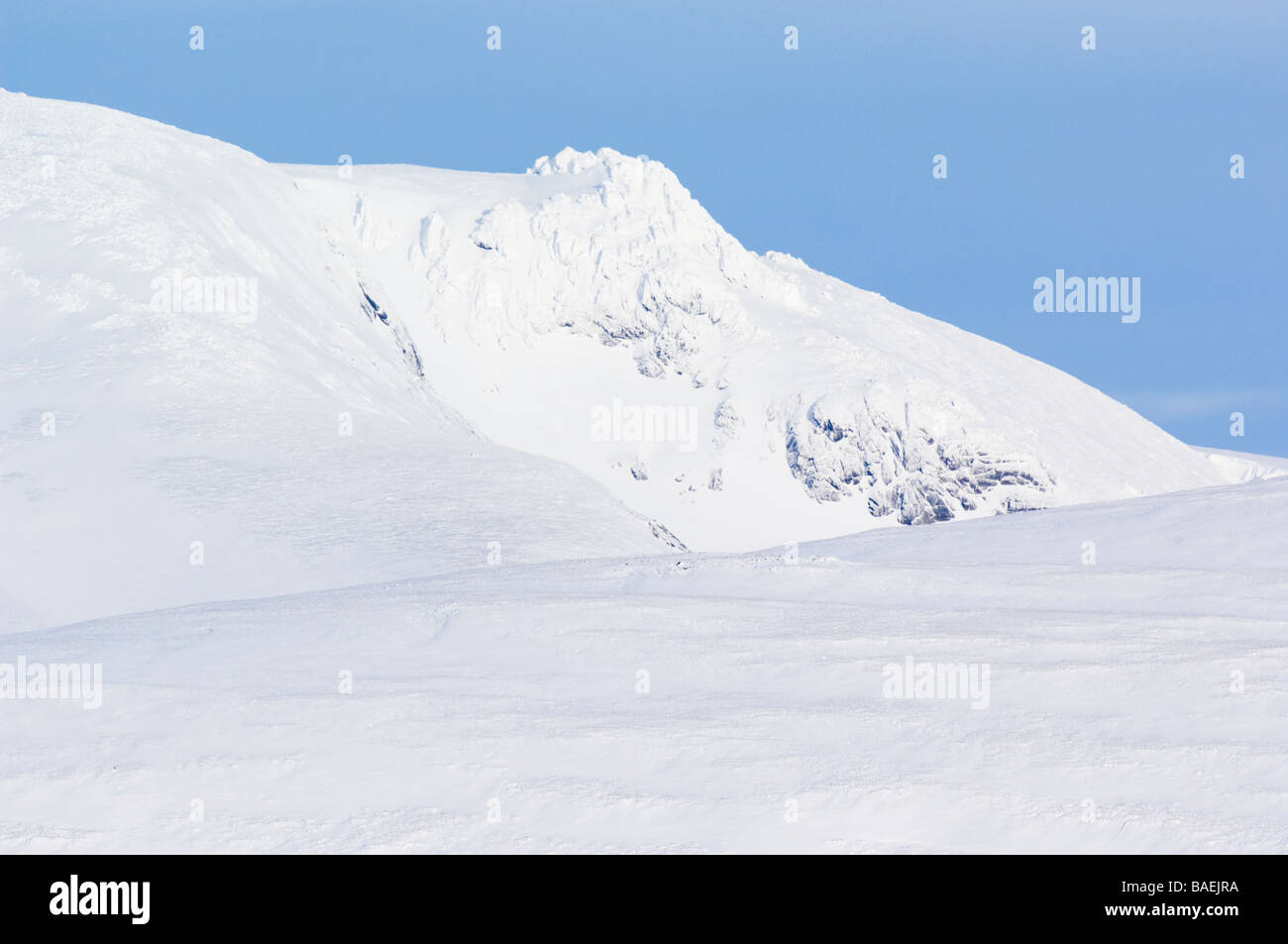 Il Cairngorms, Highlands scozzesi, in inverno, mostrando Beinn un Bhuird dal sud e il granito tor di un Cioch. Foto Stock