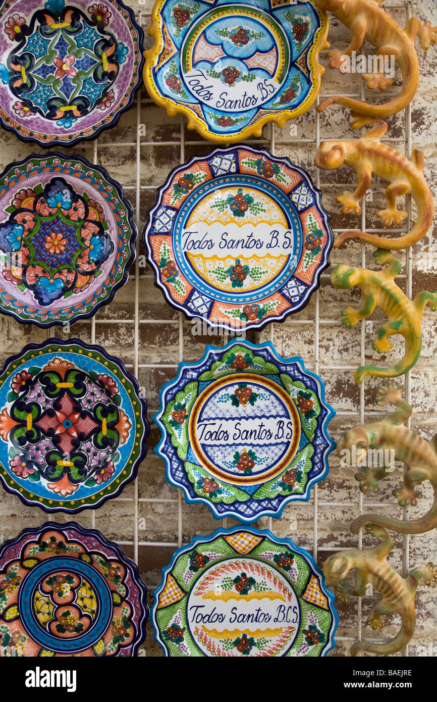 Messico Todos Santos tradizionale e dipinto di piastre in ceramica e lucertole appeso sul display esterno retail store nel quartiere dello shopping Foto Stock