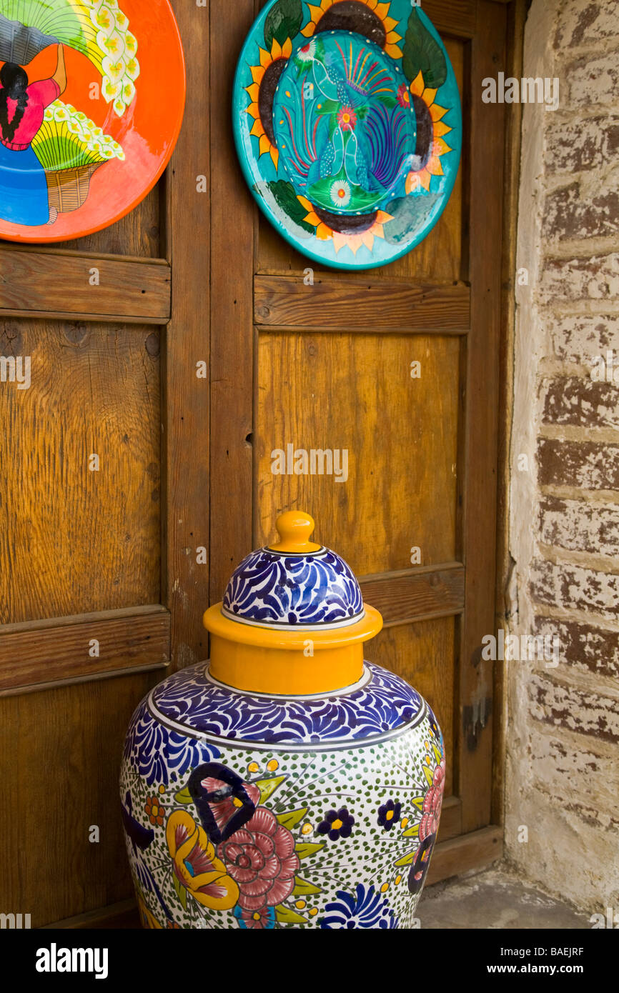 Messico Todos Santos tradizionale e dipinto di piastre in ceramica e vaso di grandi dimensioni visualizzate al di fuori del negozio al dettaglio nel quartiere dello shopping Foto Stock