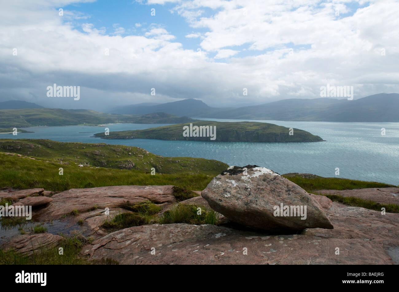 Loch Ginestra e Isola Martin da North Shore sentiero costiero, Coigach, Ross and Cromarty, Scotland, Regno Unito Foto Stock