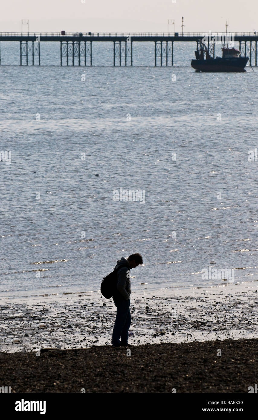 Silhouette di una persona sulla spiaggia di Southend on Sea in Essex. Foto di Gordon Scammell Foto Stock
