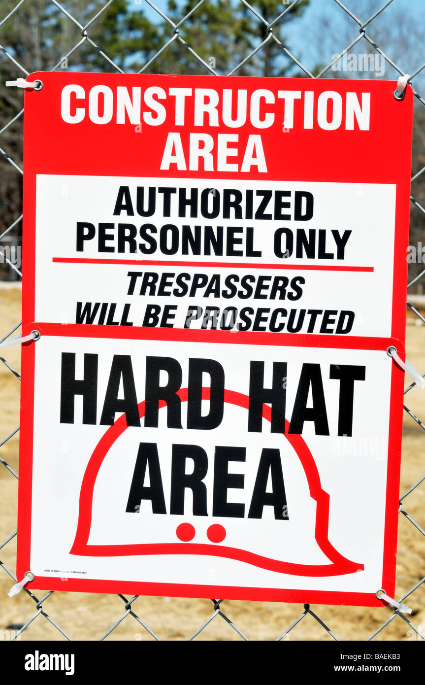 [Sito in costruzione sign] [hard hat area solo a personale autorizzato tresspassers saranno perseguiti] Foto Stock