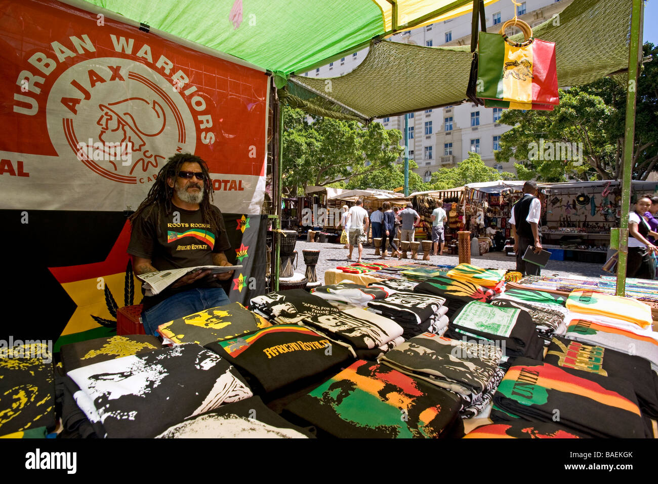 Rastafarian la vendita delle T-shirt in Green Market Square Città del Capo Sud Africa Foto Stock