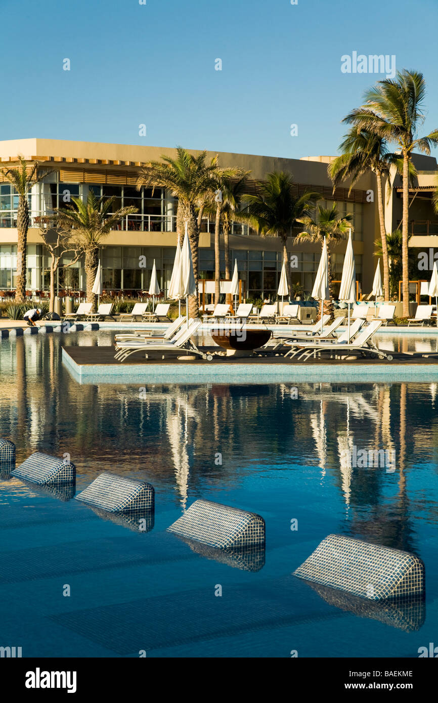 Messico San Jose del Cabo Beachfront Resort edifici e lo sviluppo lungo mare di Cortez parzialmente sommerso sedie a sdraio piscina Foto Stock