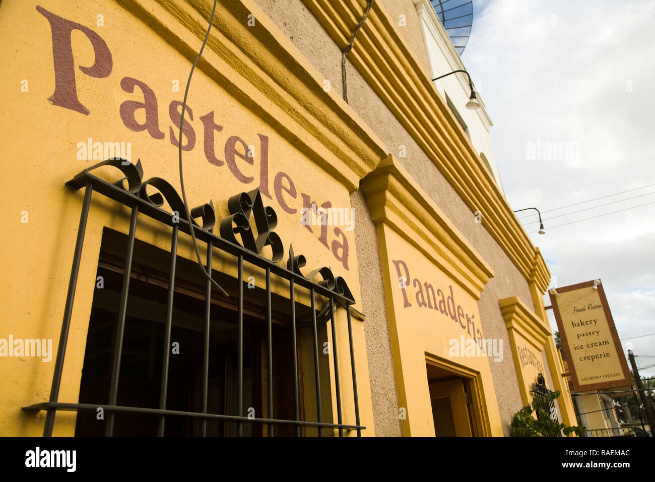 Messico San Jose del Cabo esterno della panetteria e pasticceria con segni in spagnolo e in inglese nel centro commerciale del distretto Foto Stock