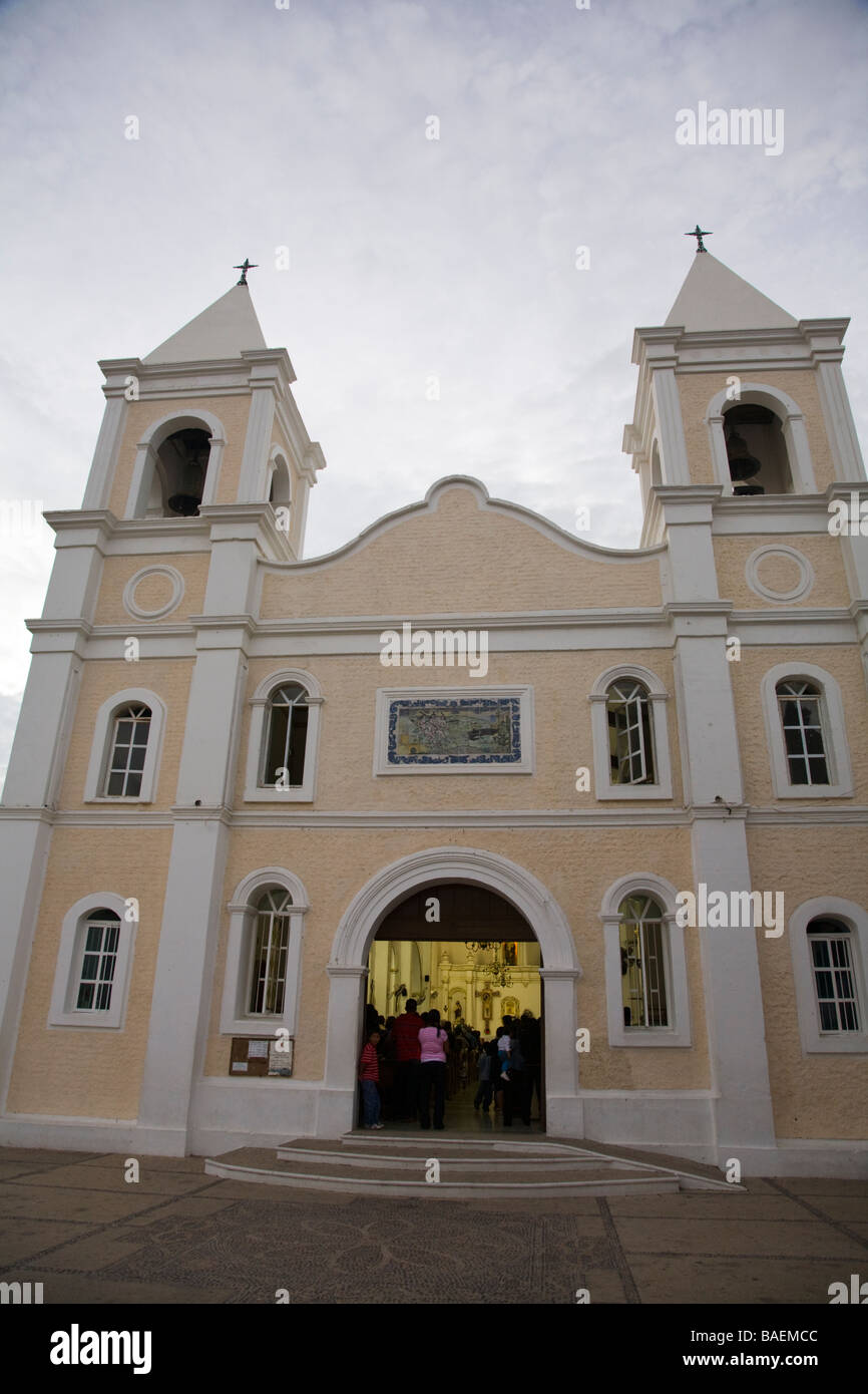 Messico San Jose del Cabo Twin Towers di Iglesia San Jose chiesa costruita nel 1940 presso il sito della missione originale persone in piedi Foto Stock