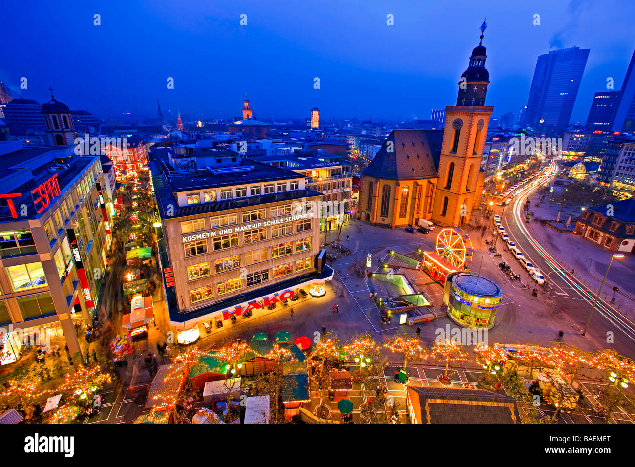 St Katherine s Chiesa Katharinenkirche e il centro di Francoforte al crepuscolo Hessen Germania Europa Foto Stock