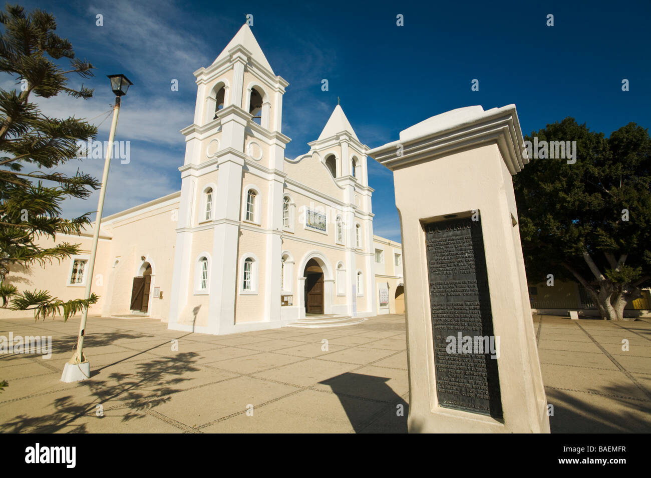 Messico San Jose del Cabo Twin Towers di Iglesia San Jose chiesa costruita nel 1940 presso il sito della missione originale placca Foto Stock