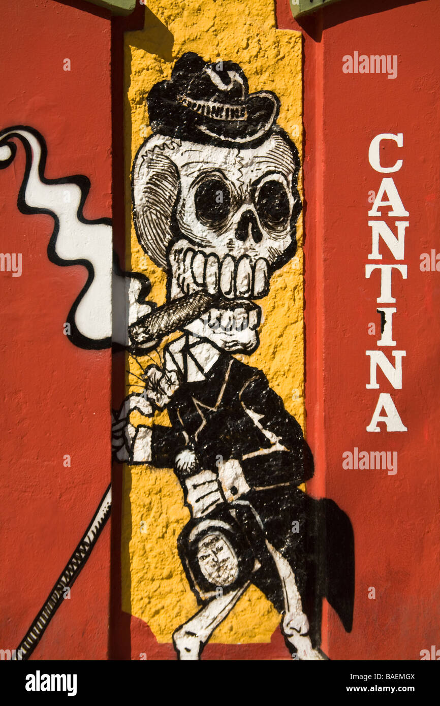 Messico San Jose del Cabo vestito scheletro maschio dipinta sulla parte esterna del ristorante La Cantina nel quartiere storico Foto Stock