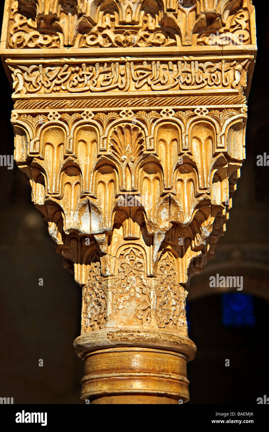 Sculture intricate sulle colonne del portico settentrionale presso la corte del lungo stagno (Patio de la Acequia). Foto Stock