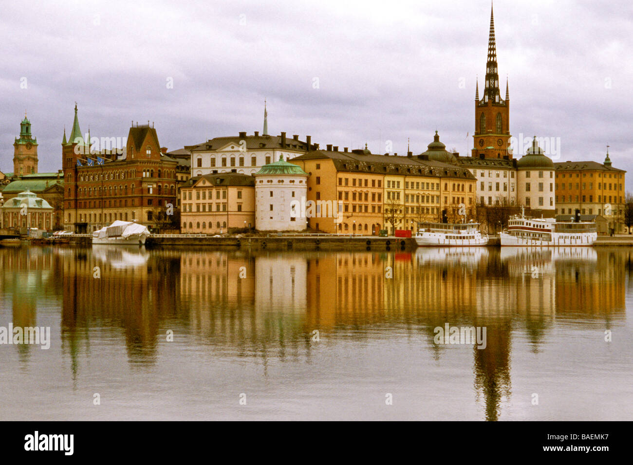 Una vista di Riddarholmen di tutta la baia di Riddarfjärden a Stoccolma Svezia Foto Stock