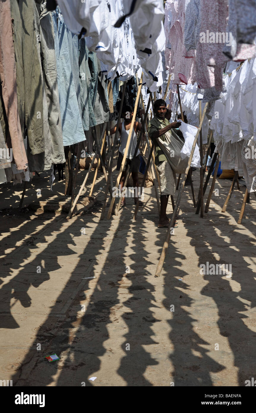 Le linee di colore vestiti di essiccazione a Dhoby Ghat zona lavanderia, Mumbai, India Foto Stock