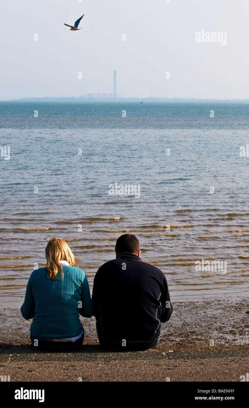 Due persone sedute sul lungomare a Southend on Sea in Essex. Foto di Gordon Scammell Foto Stock
