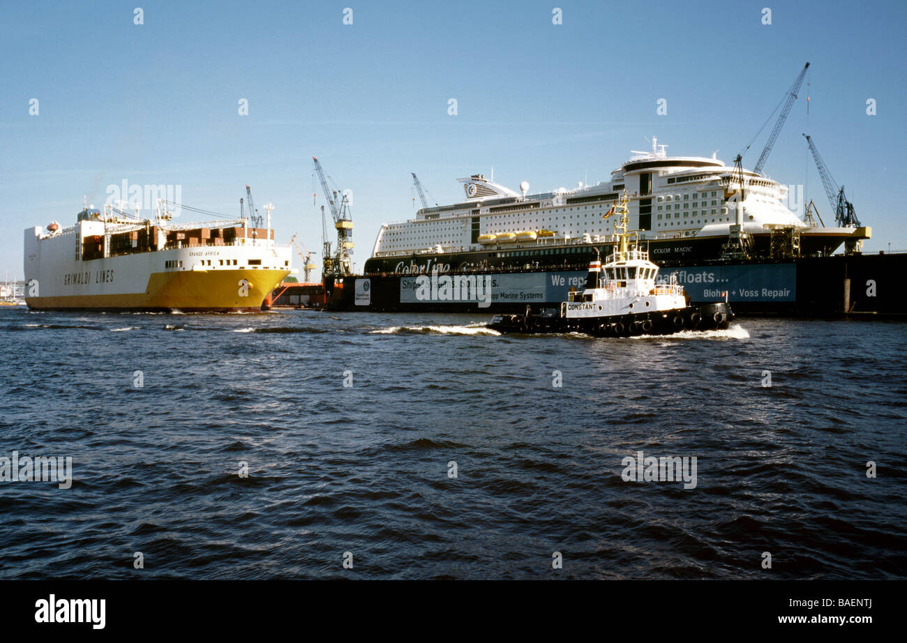 Grimaldi Grande Africa passa MS Color Magic inserito per la manutenzione a+Blohm Voss nel porto di Amburgo. Foto Stock