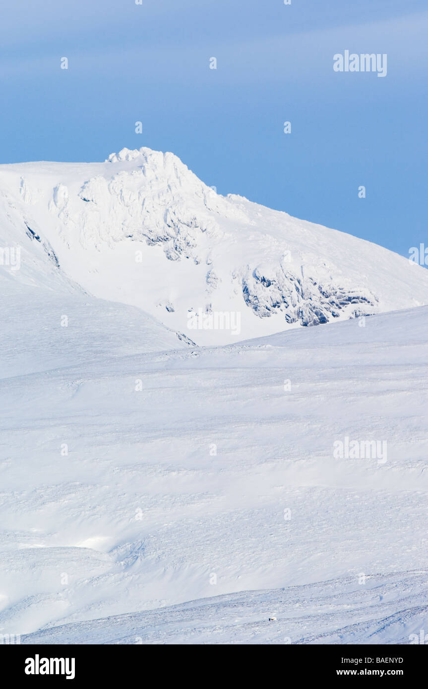 Il Cairngorms, Highlands scozzesi, in inverno, mostrando Beinn un Bhuird dal sud e il granito tor di un Cioch. Foto Stock