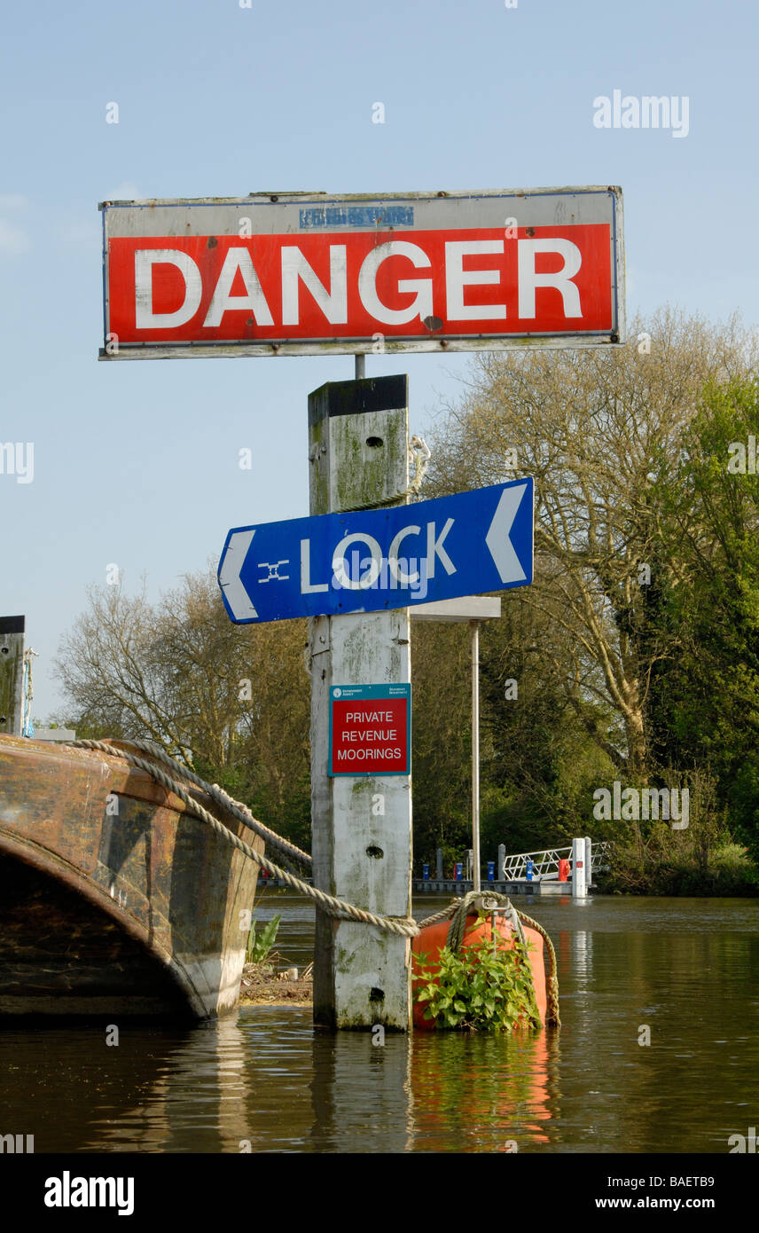 Segnaletica di pericolo attenzione di weir ad ingresso a Shepperton Lock, il fiume Tamigi, Surrey, Inghilterra Foto Stock