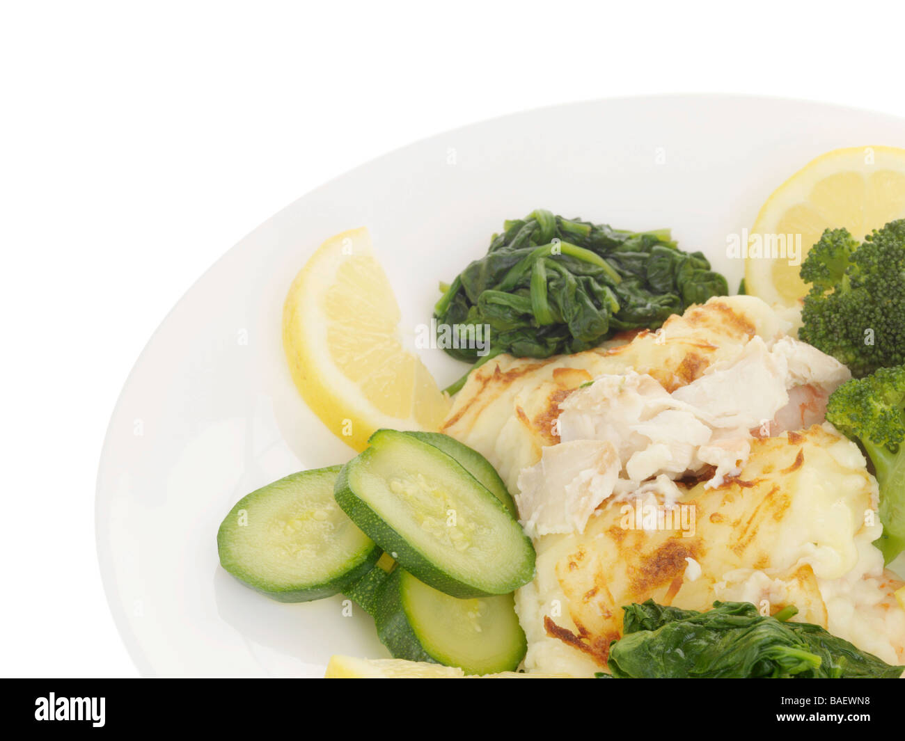 Fresca torta di pesce condito con PotatoesWith purea di spinaci cotti a vapore le verdure pasto e nessun popolo isolata contro uno sfondo bianco con un tracciato di ritaglio Foto Stock