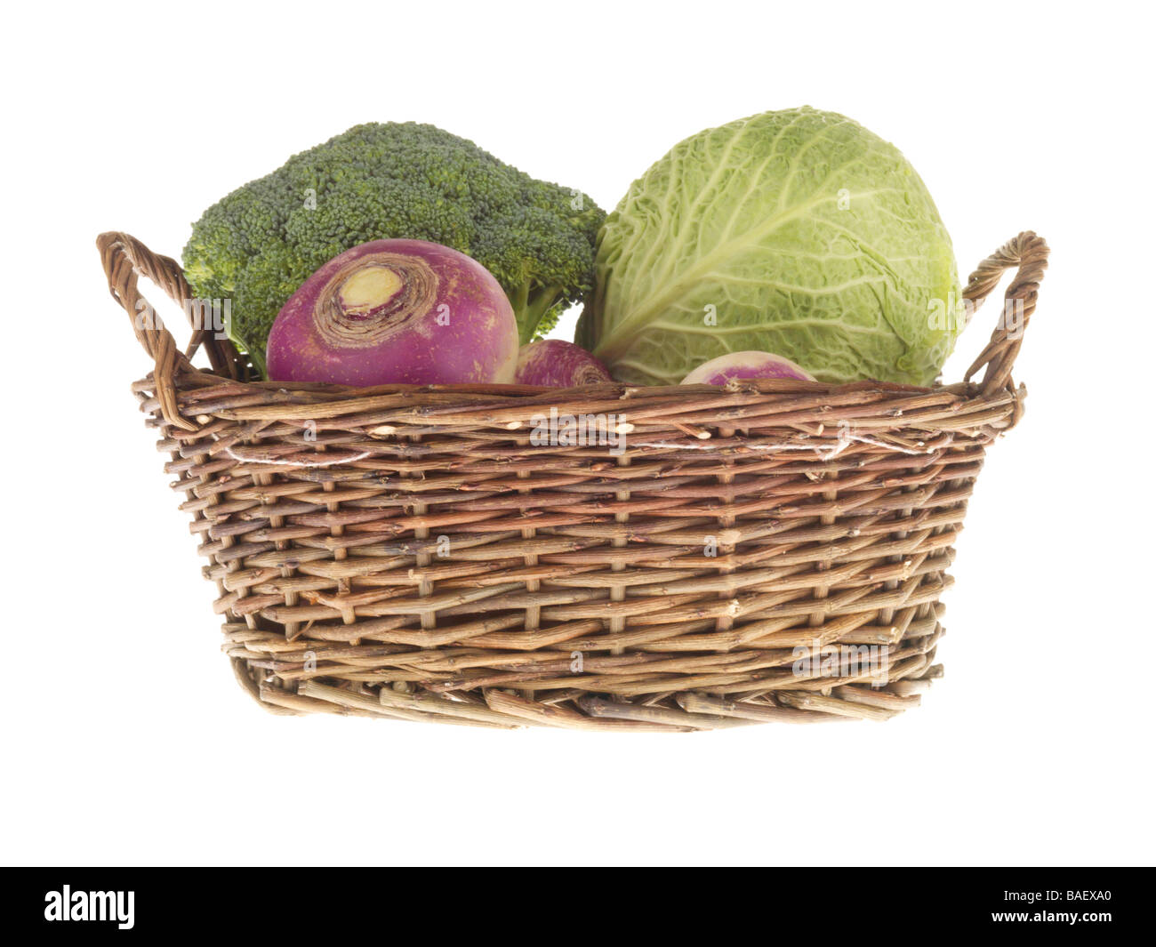 Cesto di fresche e mature verdure organiche isolata contro uno sfondo bianco con nessun popolo e un tracciato di ritaglio Foto Stock